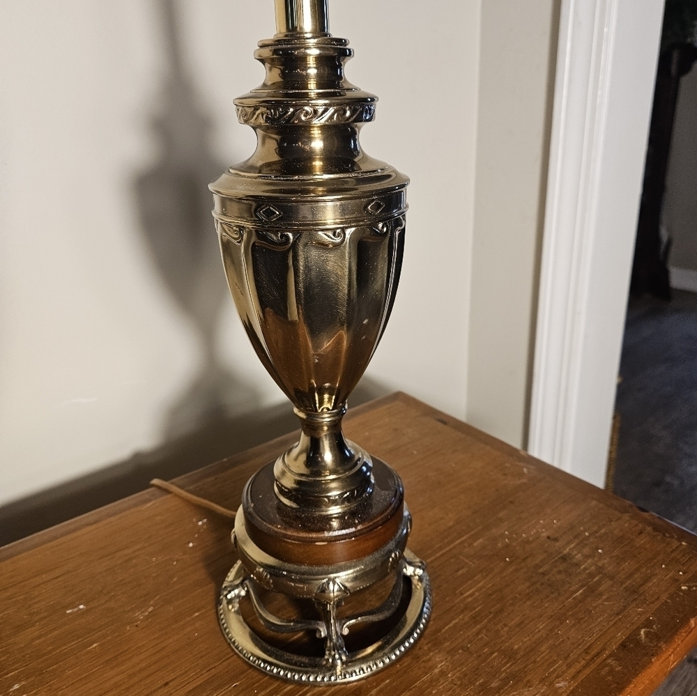 Vintage Rembrant wood & brass table lamp 1989. - Picture 4 of 12
